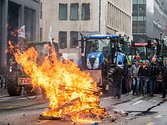 Farmers clash with police in B...